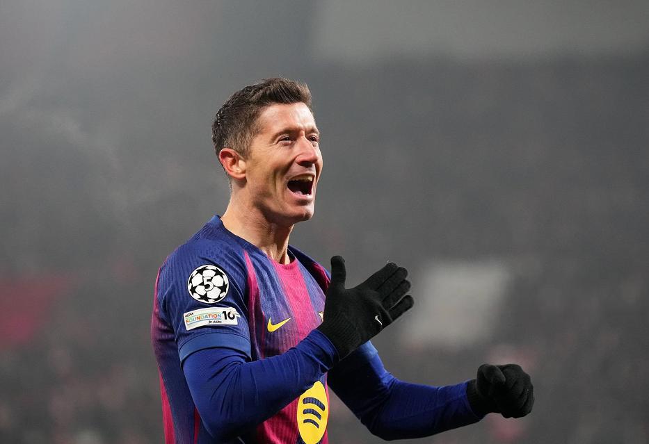 世界杯官方正版入口-悲喜夜：凯恩失点拜仁晋级，利物浦3-0马赛，莱万超C罗冲梅西神迹